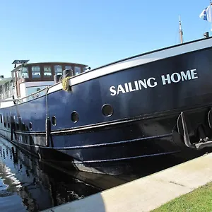 Hotel Sailing